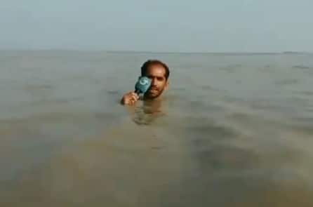 Người “phóng viên tận tụy” đưa tin về lũ lụt ở Pakistan