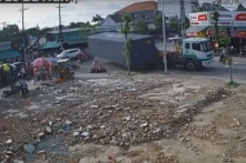 Xe đầu kéo rơi thùng container khi vào cua