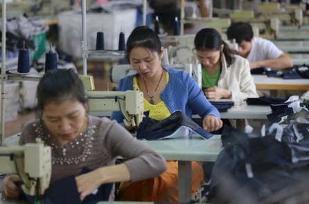 Ảnh hưởng thương chiến: 25% dây chuyền sản xuất trang phục thể thao tại TQ phải ‘đắp chiếu’