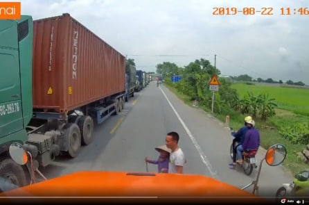 Việc nhỏ nhưng ấm lòng: Tài xế container dừng xe dắt bà cụ qua đường