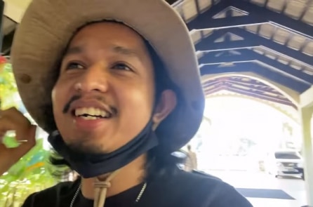 Tự bỏ tiền để dạy học cho trẻ em trong bộ lạc du mục biển