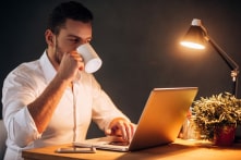 Vì sao có người uống cà phê trước khi đi ngủ mà vẫn ngủ ngon?