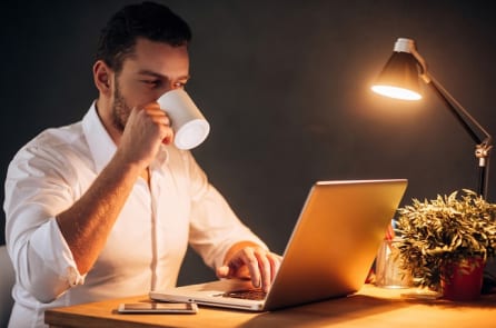 Vì sao có người uống cà phê trước khi đi ngủ mà vẫn ngủ ngon?