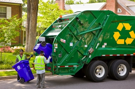 Người đàn ông lỡ tay quăng hộp giày đựng 23.000 đô vào thùng rác