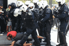 Pháp: Cảnh sát xịt khí gas, bắt nhiều người biểu tình chống chính phủ Macron