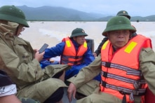 Đoàn công tác cán bộ huyện bị rơi xuống sông khi đang thị sát vùng lũ