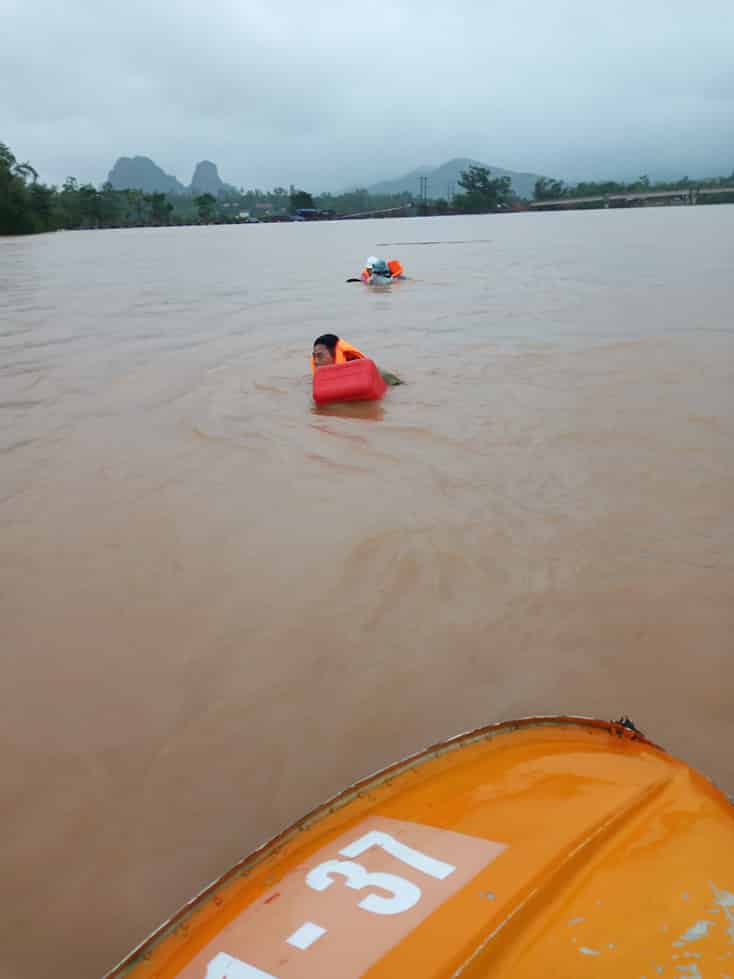 doan cong tac huyen tuyen hoa bi roi xuong song 1