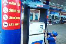Giá xăng giảm hơn 4.000 đồng một lít