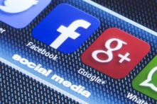 Liệu Google, Facebook có phải là những tên “côn đồ” kiểm duyệt? Luật sư: Các nền dân chủ cần đề phòng.