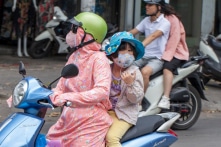 Ô nhiễm đáng báo động, Hà Nội nhận 18 thiết bị cảm biến quan trắc không khí
