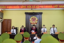 Hoãn xét xử vụ gian lận điểm thi ở Sơn La do 75/91 người vắng mặt
