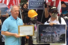 Người biểu tình kêu gọi Lãnh sự quán Mỹ “Hãy cứu Hồng Kông”