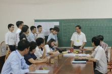 Khiển trách trưởng phòng, hiệu trưởng có con được nâng điểm