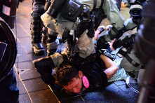 Biểu tình ở Hồng Kông ngày 31/8: Cảnh sát đánh người, không phân rõ trắng đen (video)