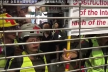 Nhân viên y tế Hồng Kông cầu xin cảnh sát mở cửa để vào cứu người (video)