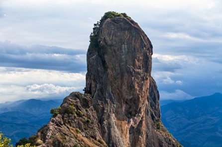 Cậu bé 8 tuổi ôm di ảnh mẹ leo lên ngọn núi cao nhất Đài Loan