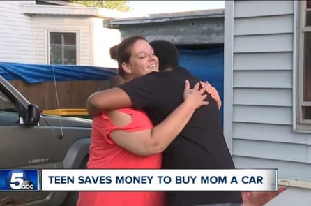 Cậu bé 15 tuổi mua xe Jeep tặng mẹ bằng tiền làm thêm