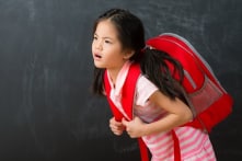 Trẻ nhỏ phải chịu đựng những gì khi đeo cặp sách quá nặng?