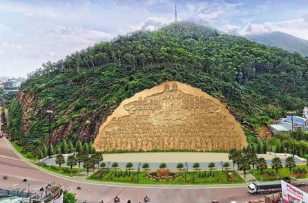 Bình Định: Chi 86 tỷ tạc phù điêu Lạc Long Quân –  Âu Cơ vào vách núi