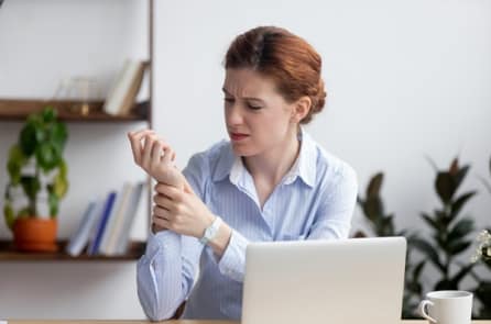 Tay tê liên tục – Dấu hiệu cảnh báo 6 loại bệnh