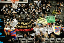 Khán giả biểu tình chống Trung Quốc trong trận bóng rổ NBA