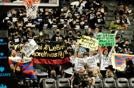 Khán giả biểu tình chống Trung Quốc trong trận bóng rổ NBA