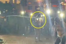 Cảnh sát Hồng Kông tấn công cô gái qua đường, xịt nước cay làm trò tiêu khiển