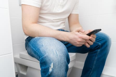 Dùng điện thoại khi đi vệ sinh, coi chừng bị bệnh trĩ!