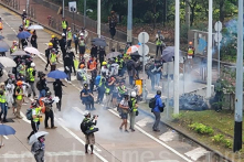 Diễu hành phản đối Luật Khẩn cấp: Quân đồn trú Hồng Kông lần đầu tiên có phản ứng