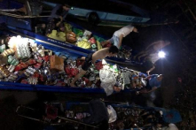 Không ‘hôi của’, người dân cùng trầm mình dưới sông cứu hàng bị chìm