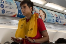 Bị phạt 8,5 triệu đồng vì lấy trộm áo phao trên máy bay