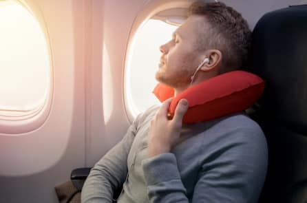Chàng trai cao 2m16 được chuyển lên khoang hạng nhất vì ngồi không vừa ghế phổ thông