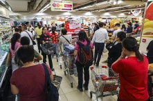 Người Hồng Kông đổ xô đi mua hàng dự trữ như trong thời chiến