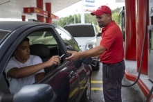 Người dân Venezuela mua xăng bằng thuốc lá, gạo và kẹo