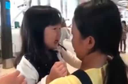 Xúc động cảnh bé gái òa khóc mếu máo khi tiễn chị giúp việc về nước