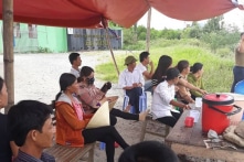 Chính quyền thất hứa, người dân lại dựng lều bạt chặn cổng Nhà máy rác Phú Hà
