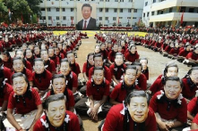 Hơn 2000 học sinh Ấn Độ đeo mặt nạ chào đón ông Tập Cận Bình đến thăm