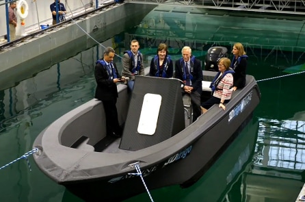 Video: Máy in khổng lồ in 3D cả một con thuyền