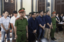 Vụ ‘logo xe vua’: 80 CSGT, TTGT bị điều tra vì nhận hối lộ