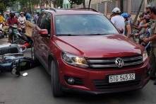 Một ô tô tông va hàng loạt xe máy trước cổng trường tiểu học