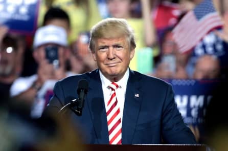 TT Trump dùng đạo luật thời chiến để đẩy mạnh sản xuất máy thở