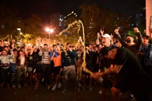 Bầu cử Hồng Kông: Phe dân chủ thắng lớn, người dân mở sâm panh ăn mừng