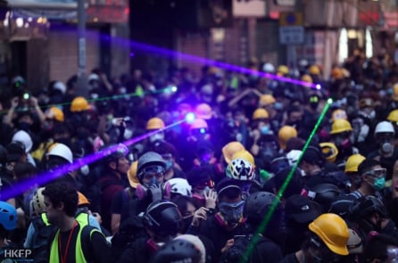 Video: Người biểu tình Chile hạ máy bay drone bằng bút laser