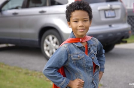 Cậu bé 8 tuổi tặng gần 3.000 ‘túi anh hùng’ cho cựu chiến binh vô gia cư