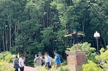 Chụp hình ‘phản cảm’ trên Cột mốc tọa độ Quốc gia: ‘Sẽ chỉ rút kinh nghiệm’