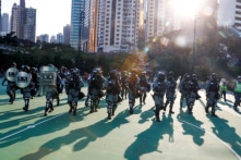 Cô gái Hồng Kông 18 tuổi kiện cảnh sát cưỡng hiếp tập thể