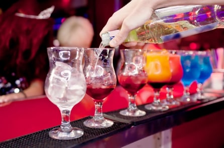 Du khách thiệt mạng sau khi tham gia thử thách uống 21 loại cocktail