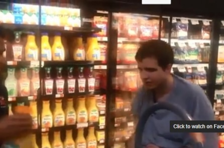 Nhân viên tạp hóa đối xử tốt với cậu bé tự kỷ nhận được “món quà lớn”