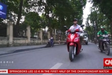 Xe máy Vinfast, điện thoại Bphone xuất hiện trên CNN như các “biểu tượng Hà Nội”?