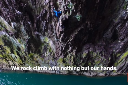 Tuyệt kỹ gia truyền ở Quý Châu: Leo núi tay không hái thảo dược (video)